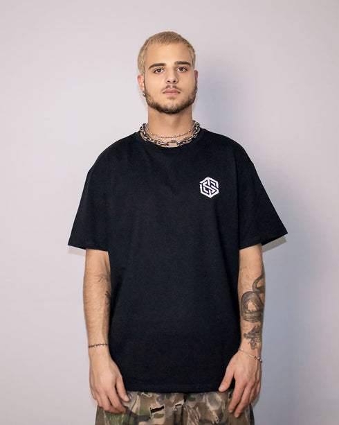 Schwarzes Harmony Techno T-Shirt für Raver von Technostoff, von vorne fotografiert, getragen von männlichem Model